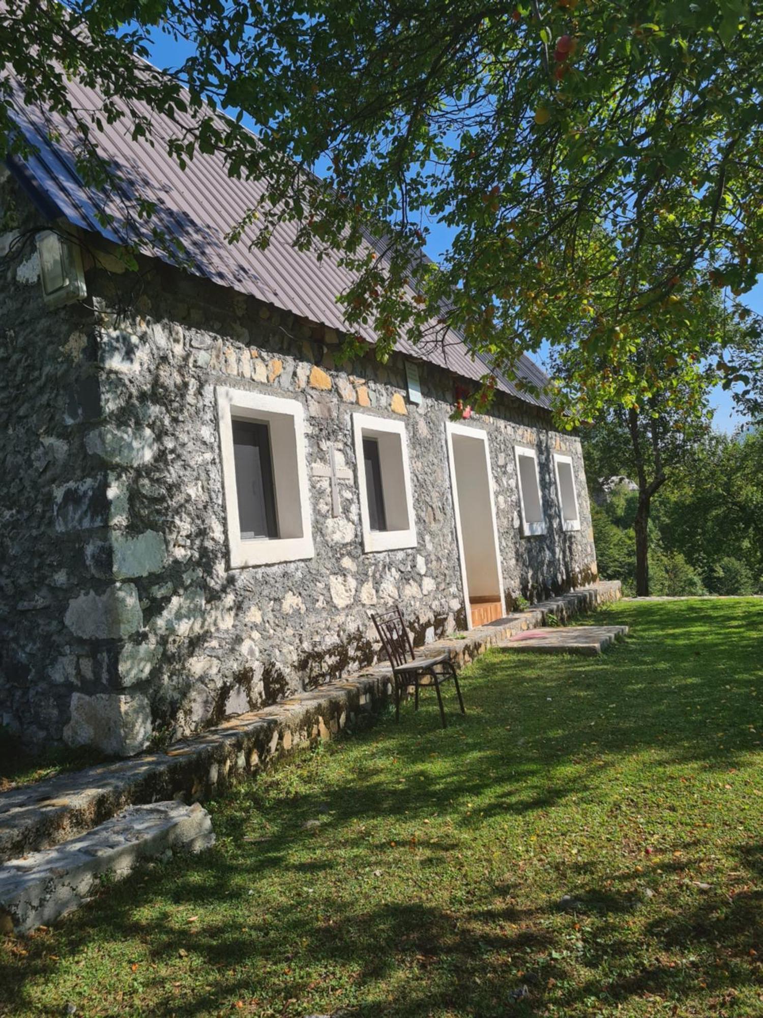 GuestHouse Emanueli Tropoje Eksteriør billede